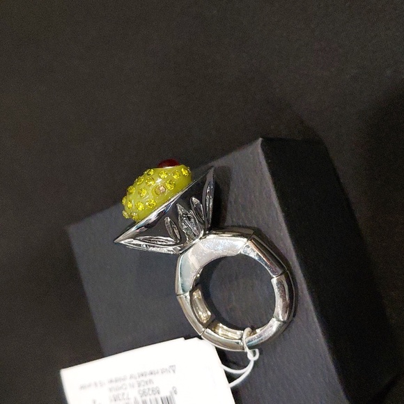 BETSEY JOHNSON OLIVE STRETCH RING - Picture 5 of 6